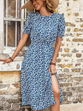 Geblümtes Midikleid mit Rundhalsausschnitt und Schlitz